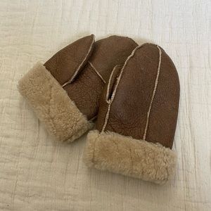 Genuine shearling mittens